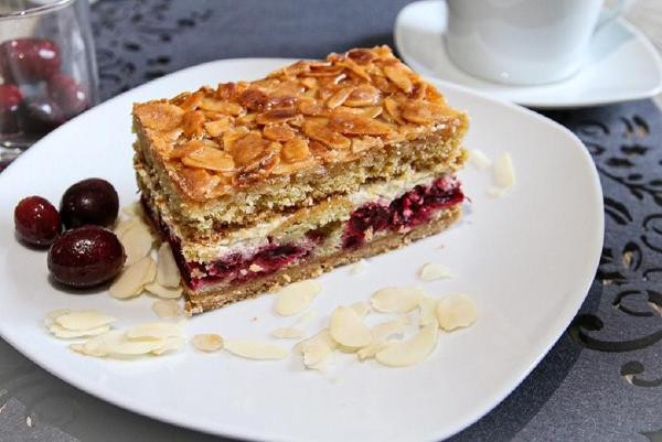 Produktfoto zu Vanille-Knusperkirsch-Kuchen, 4 Stücke