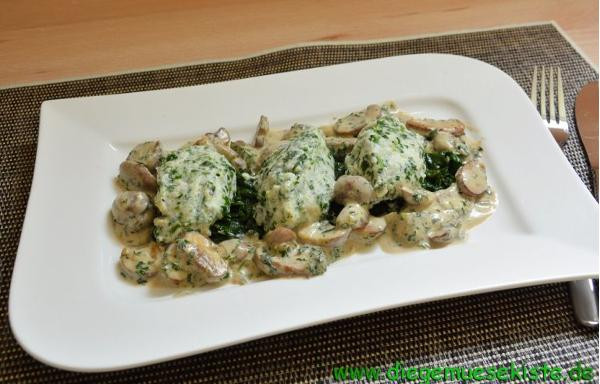 Produktfoto zu Spinat-Ricotta-Knödel mit Champignonsauce