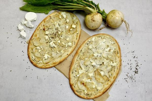 Produktfoto zu Mairübchen-Flammkuchen mit Ziegenkäse